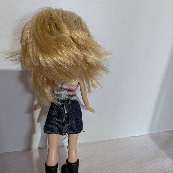 Bratz Cloe Doll 2001 blue eyes blond hair MGA - Picture 3 of 7